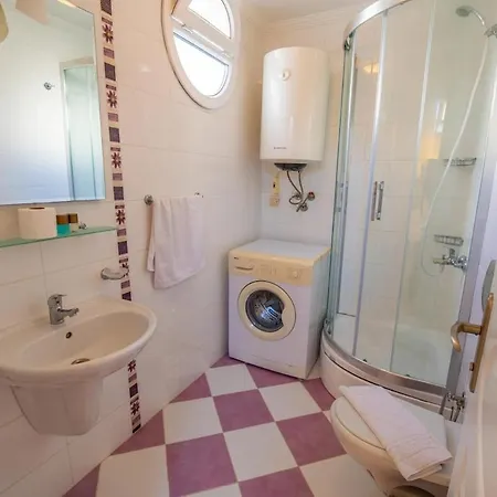 Beachfront , Private Starfish 8 *