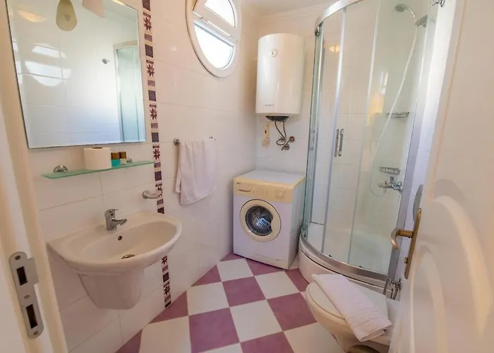 Beachfront , Private Starfish 8 *